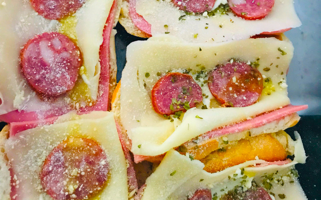 Sanduíche aberto de forno