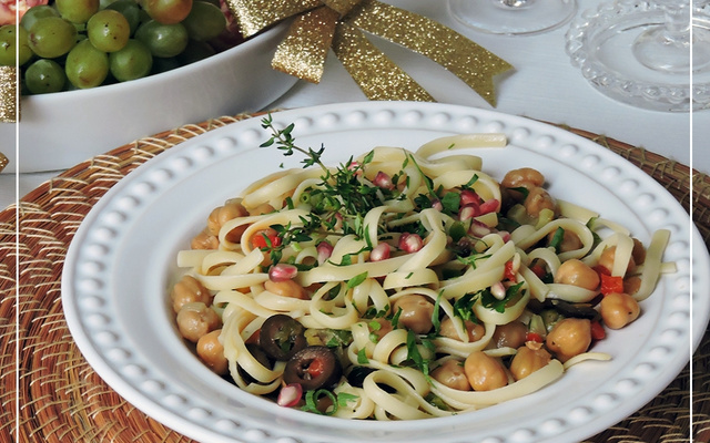 Salada de grão-de-bico com macarrão ao molho de laranja e mostarda da ABIMAPI