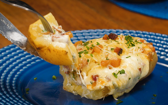 Batata recheada com linguiça calabresa