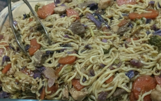 Yakissoba de carne com legumes do ED