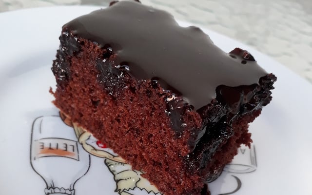 Bolo de chocolate molhadinho e fofinho com calda de chocolate