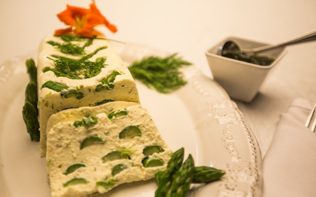Terrina de salmão com aspargos