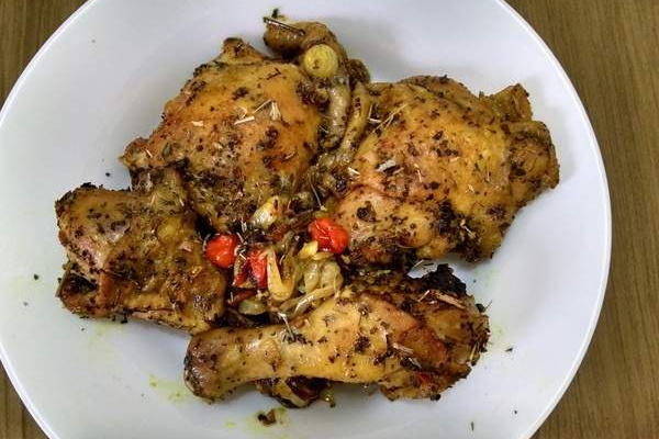 Coxa e sobrecoxa de frango ao manjericão e açafrão