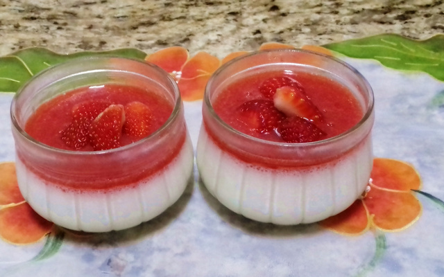 Mousse de leite e purê de morango moça