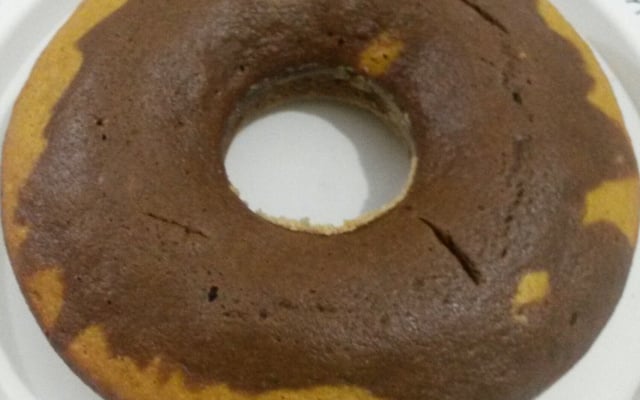 Bolo de cenoura mesclado com chocolate de liquidificador