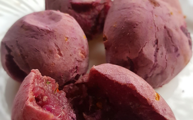 Pão de queijo vegano de batata doce roxa