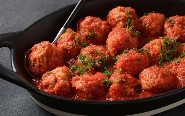 Almôndega caseira com molho de tomate e ervas
