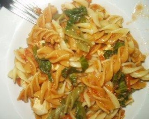 Parafuso com escarola, frango e tomates frescos