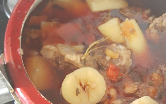 Carne cozida na panela de pressão com aipim