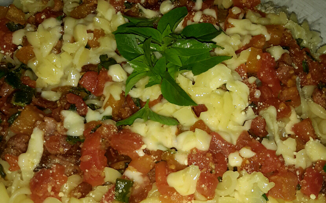 Macarronada ao molho de tomate, bacon e manjericão