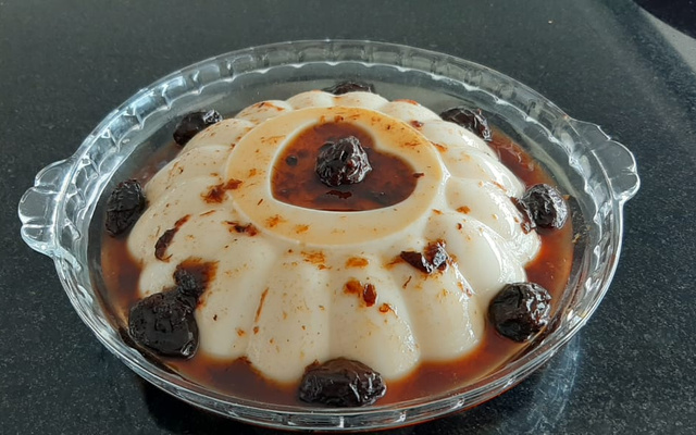Flan de coco com ameixa