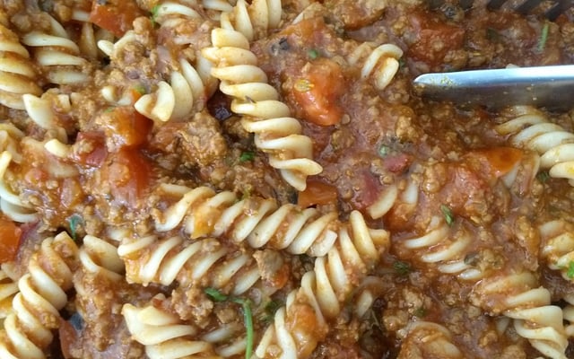 Macarrão parafuso à bolonhesa