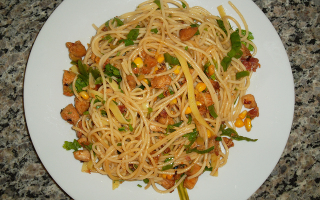 Macarrão alho e óleo com frango