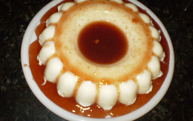 Flan de iogurte com calda de morango