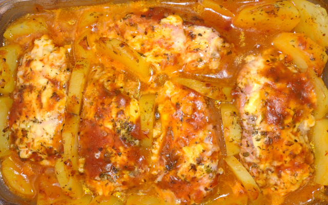 Linguiça toscana com batata gratinada no forno