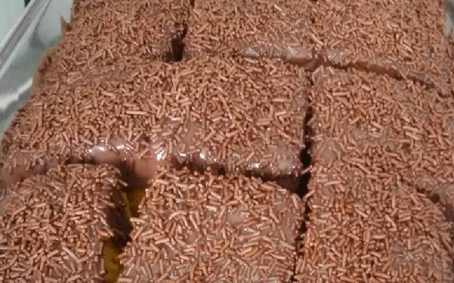 Bolo de cenoura com cobertura de caramelo
