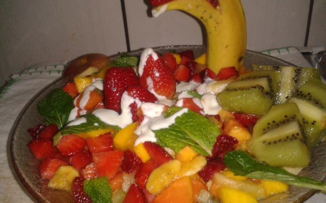 Salada de frutas refrescante com iogurte