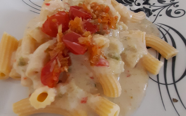 Penne com bacalhau ao molho branco
