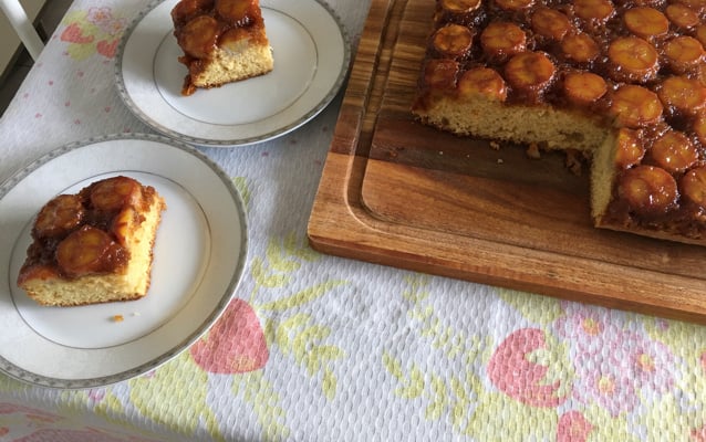 Bolo invertido de banana caramelada de liquidificador