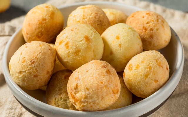 Tigela com pão de queijo de tapioca na airfryer prático