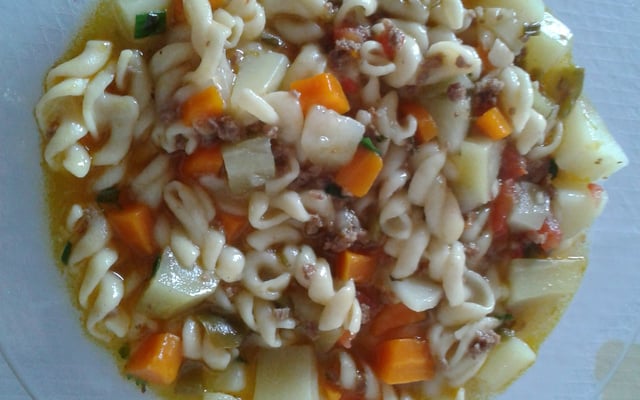 Sopa de macarrão com carne moída