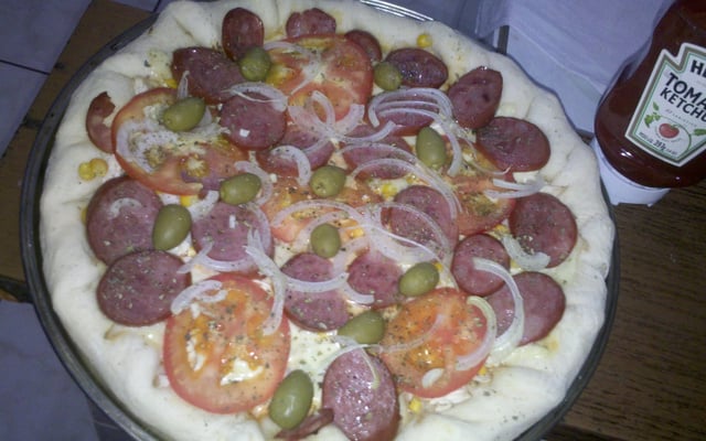 Pizza mista (mussarela, presunto e calabresa)