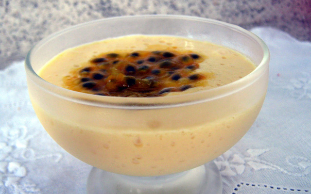 Mousse de maracujá cremoso, light e rápido