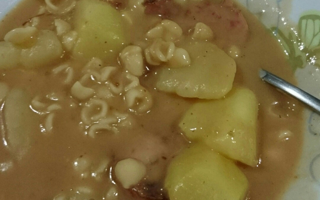 Sopa de feijão com macarrão e legumes