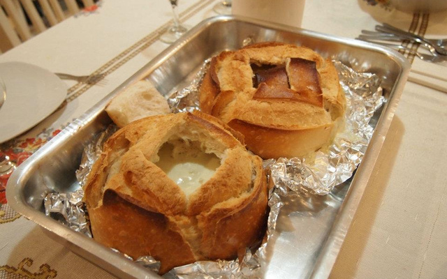 Fondue de queijo no pão italiano