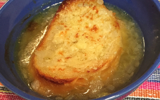 Sopa de cebola gratinada