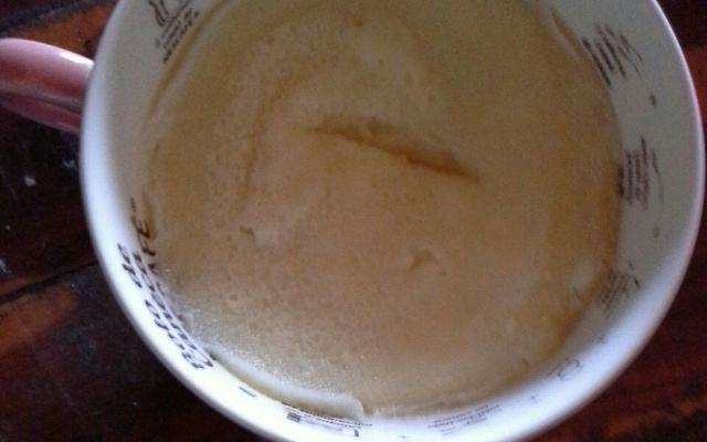 Bolo de caneca de chocolate branco