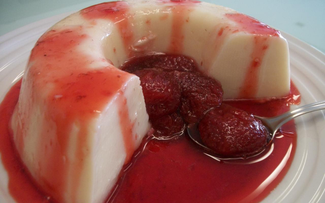 Manjar com calda de morango