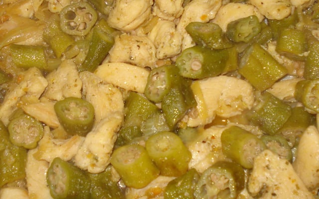 Frango com quiabo prático e delicioso