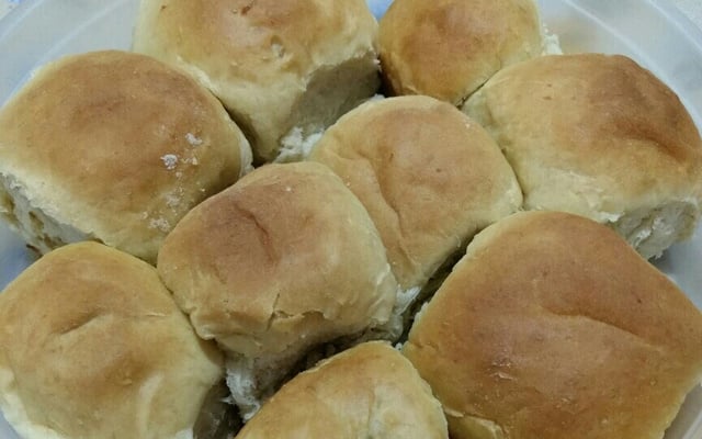 Pão de batata recheado com mortadela