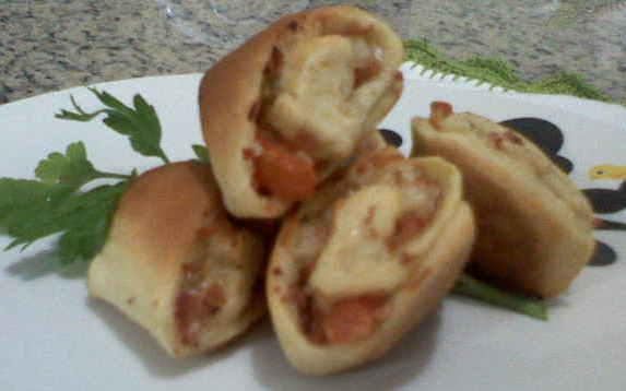 Minipizza enrolada de presunto e queijo