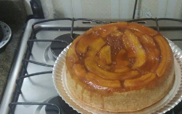 Bolo de banana caramelada
