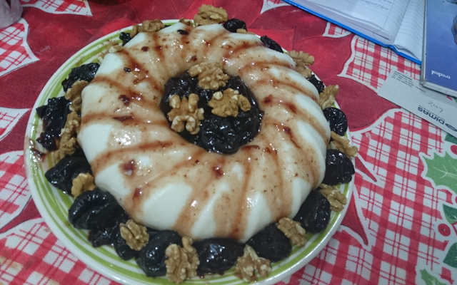 Manjar de coco com calda de ameixa