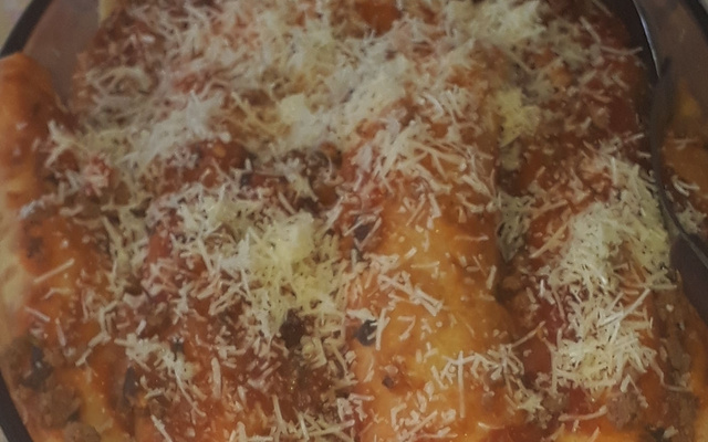 Carne moída com batatas brancas ao molho vermelho