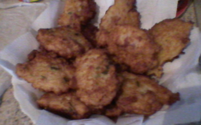 Bolinho de arroz com calabresa e alho