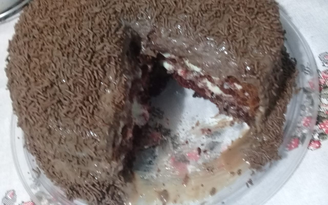 Bolo de morango com brigadeiro