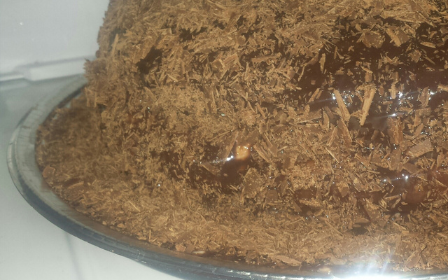 Bolo de chocolate recheado com morangos