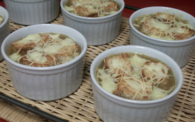 Sopa de cebola gratinada