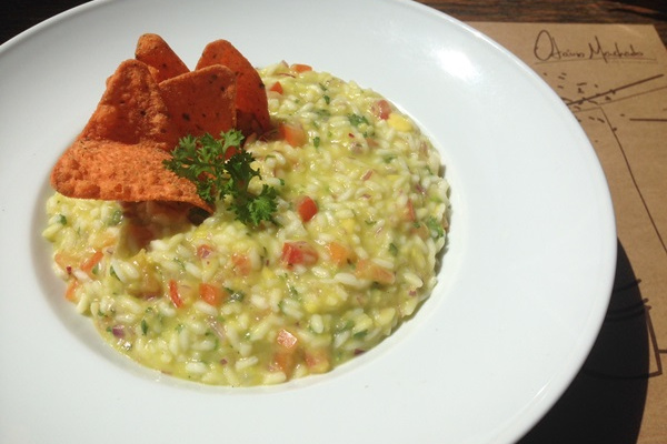 Risoto de abacate com crocante de milho e páprica