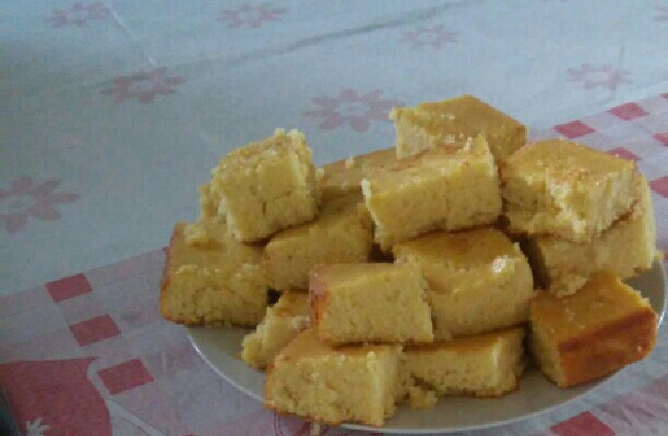 Bolo de fubá com creme de leite