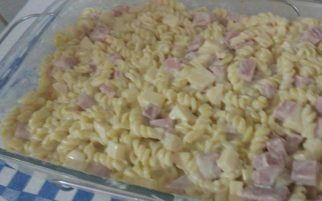 Macarrão ao molho branco com presunto e queijo