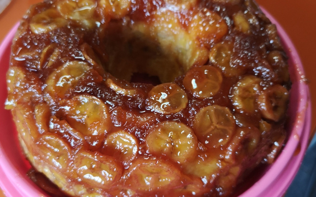 Bolo de banana com calda