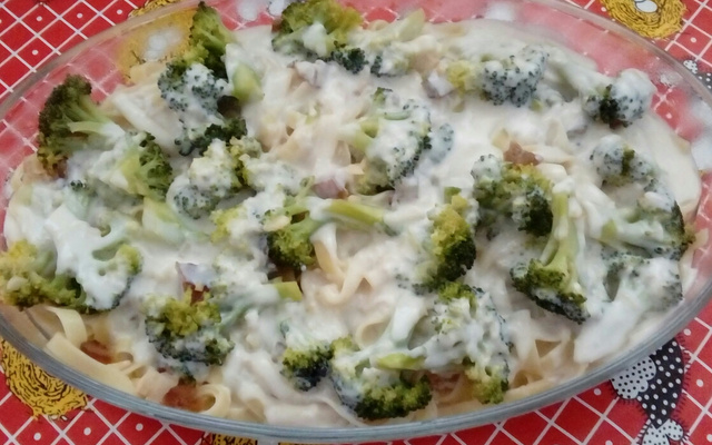 Macarrão com brócolis e creme branco