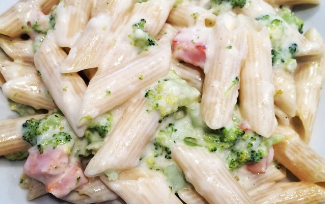 Macarrão com brócolis e creme branco