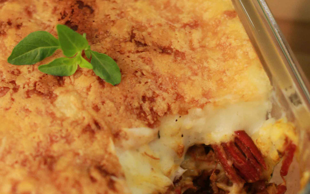 Escondidinho de carne-seca com chimichurri de Alho Negro