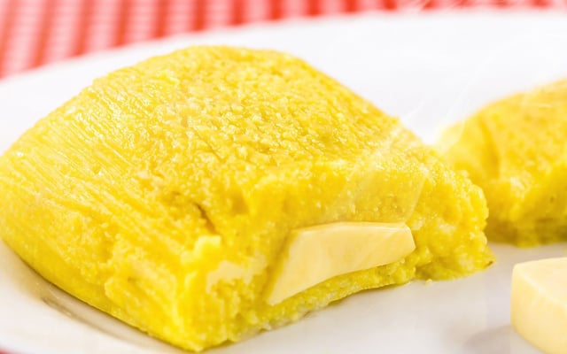 Pamonha doce recheada com queijo